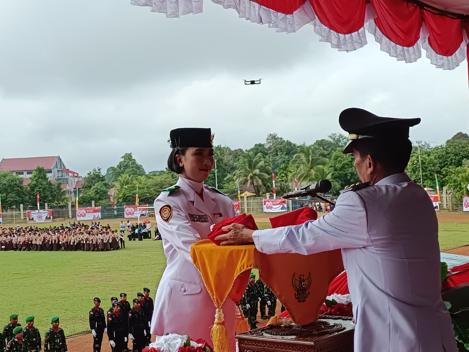 Bupati Sintang Gregorius Herkulanus Bala memimpin upacara HUT ke-80 RI di Stadion Baning.