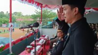Wakil Bupati Sintang Florensius Ronny memimpin upacara penurunan bendera Merah Putih di Stadion Baning pada 17 Agustus 2025 sore.
