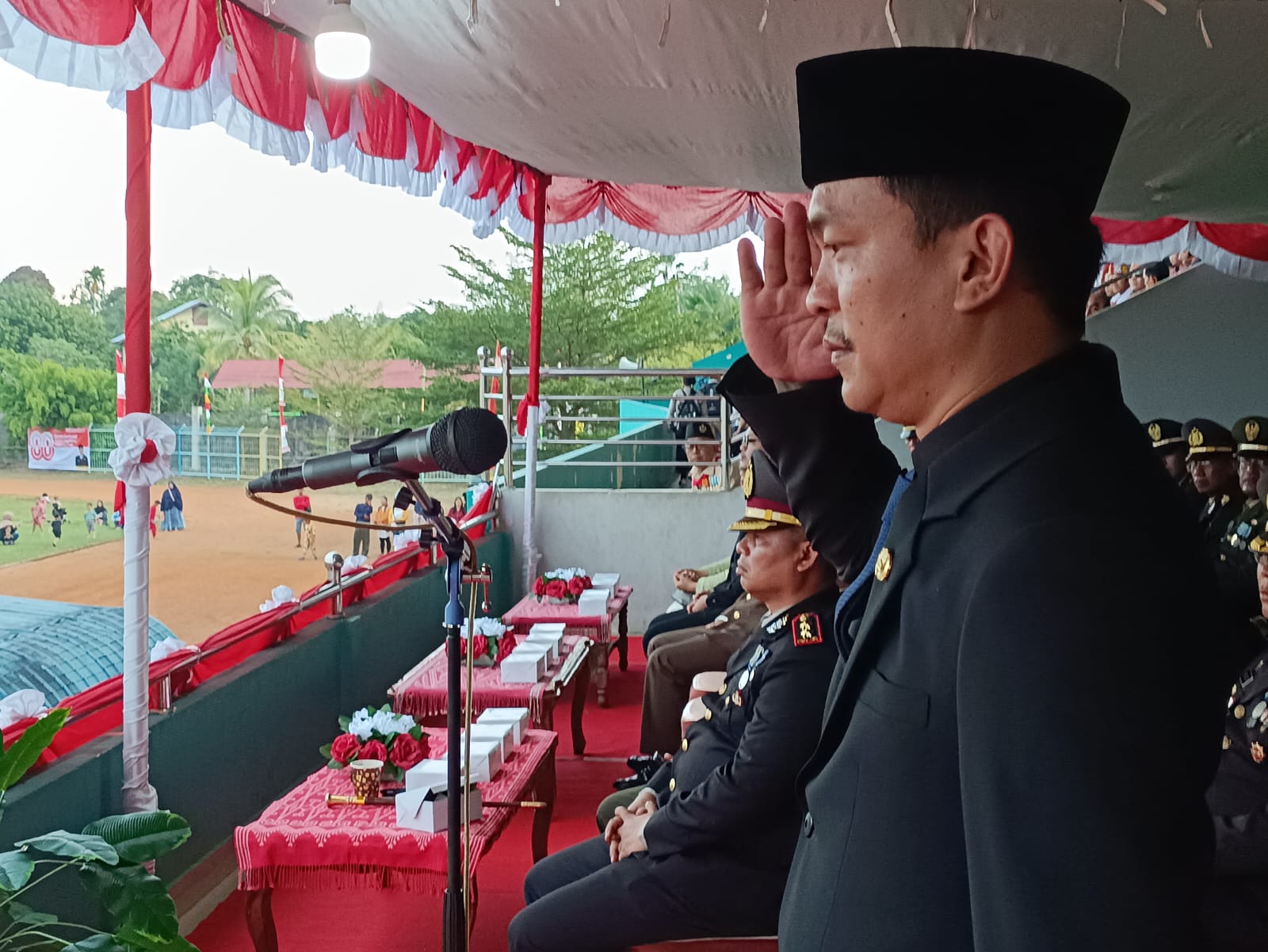 Wakil Bupati Sintang Florensius Ronny memimpin upacara penurunan bendera Merah Putih di Stadion Baning pada 17 Agustus 2025 sore.