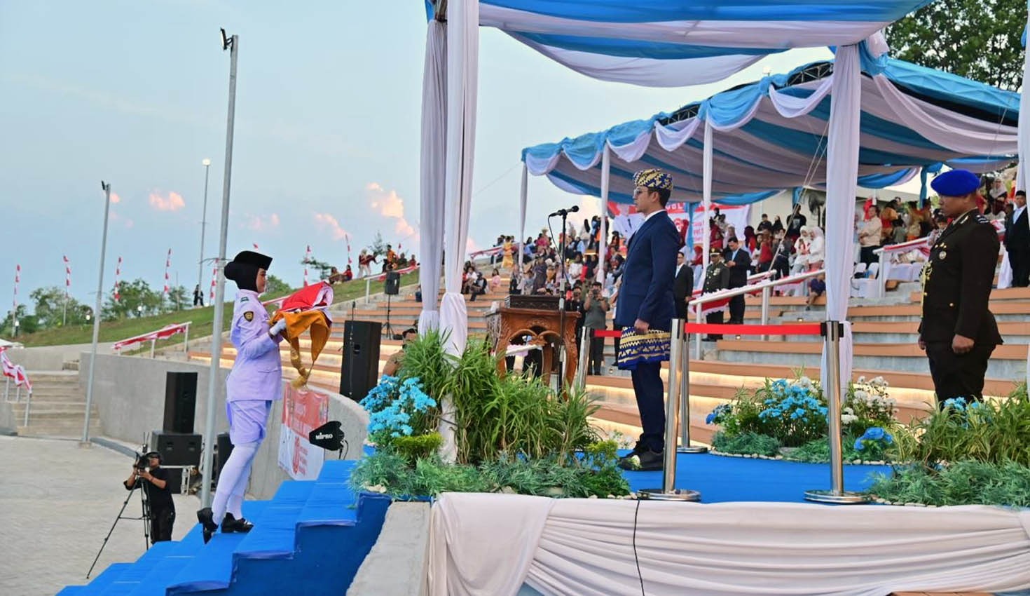 Penurunan Merah Putih di Menara Siger, Lampung Selatan, berlangsung khidmat pada HUT ke-80 RI