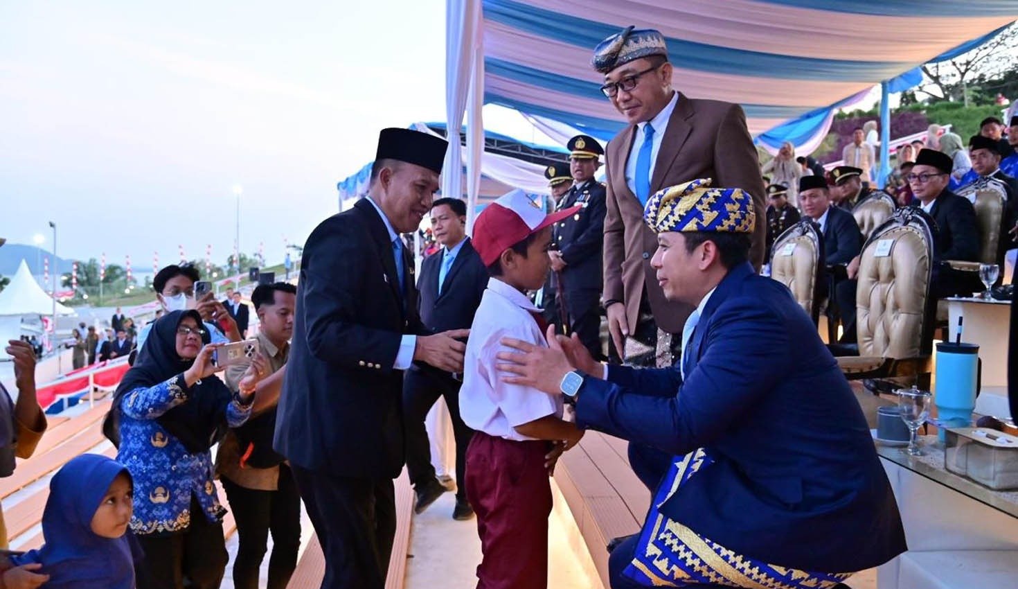 Raihan Diaz Rinawai, siswa SDN 1 Way Muli memanjat tiang bendera setinggi 12 meter untuk memperbaiki tali yang putus.