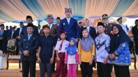 Egi Memberikan beasiswa penuh di SMA Kebangsaan untuk Raihan serta tabungan pendidikan, bahkan untuk adiknya