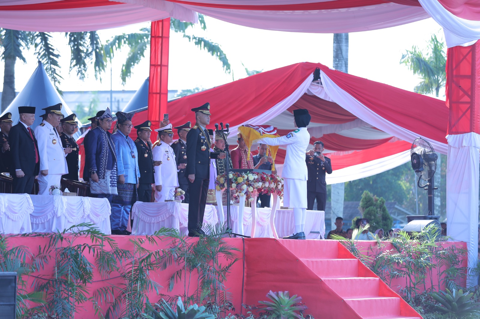 Upacara penurunan bendera HUT ke-80 RI di Babel berlangsung khidmat.