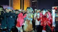 Kapolri Listyo Sigit Prabowo sapa warga di Karnaval HUT ke-80 RI di Bundaran HI.
