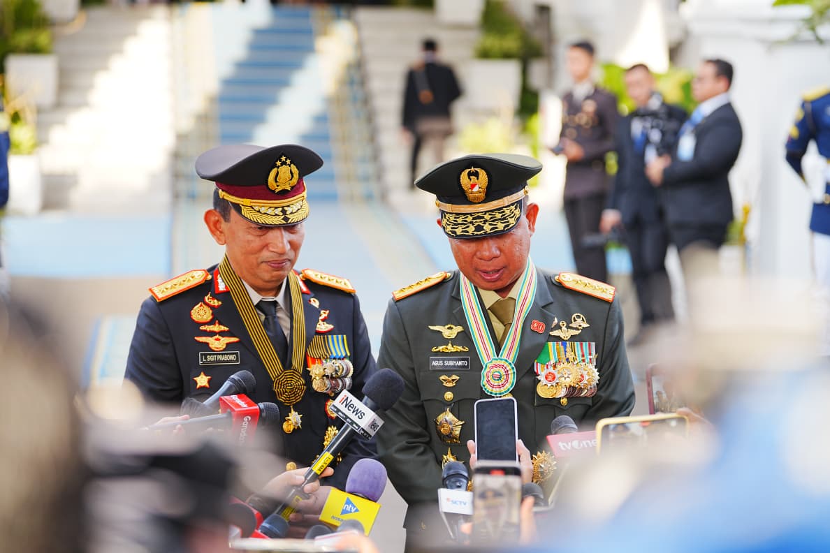 Kapolri dan Panglima TNI apresiasi warga serta sinergi TNI-Polri dalam upacara HUT RI ke-80 di Istana Merdeka, penuh semangat persatuan.