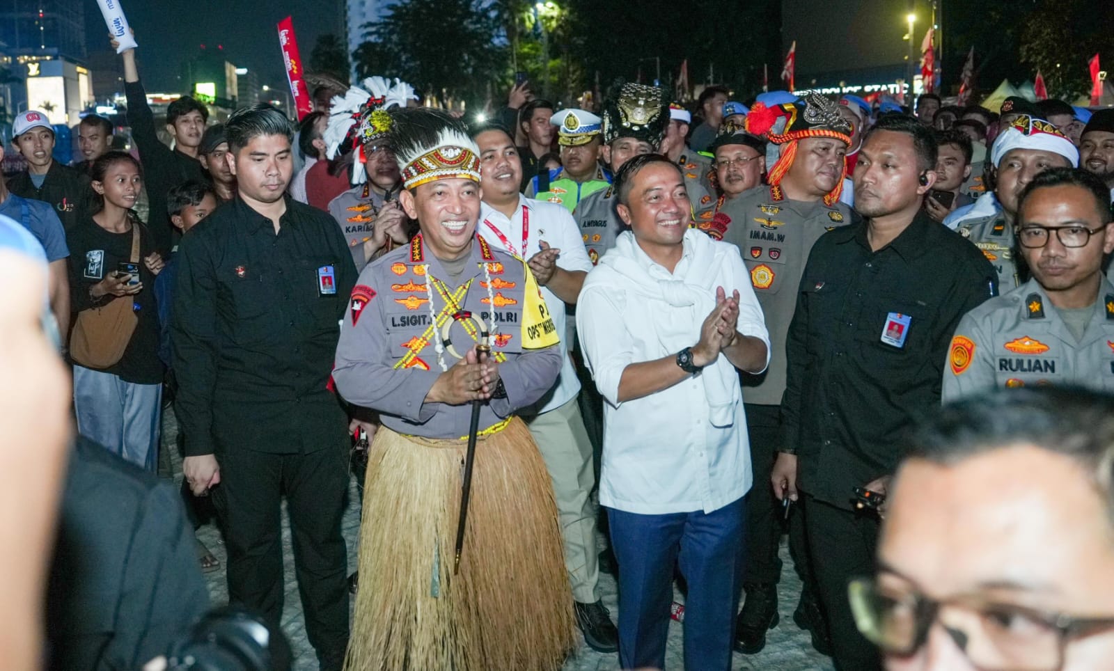 Kapolri dan Mensesneg tinjau panggung rakyat di Bundaran HI saat HUT RI ke-80.
