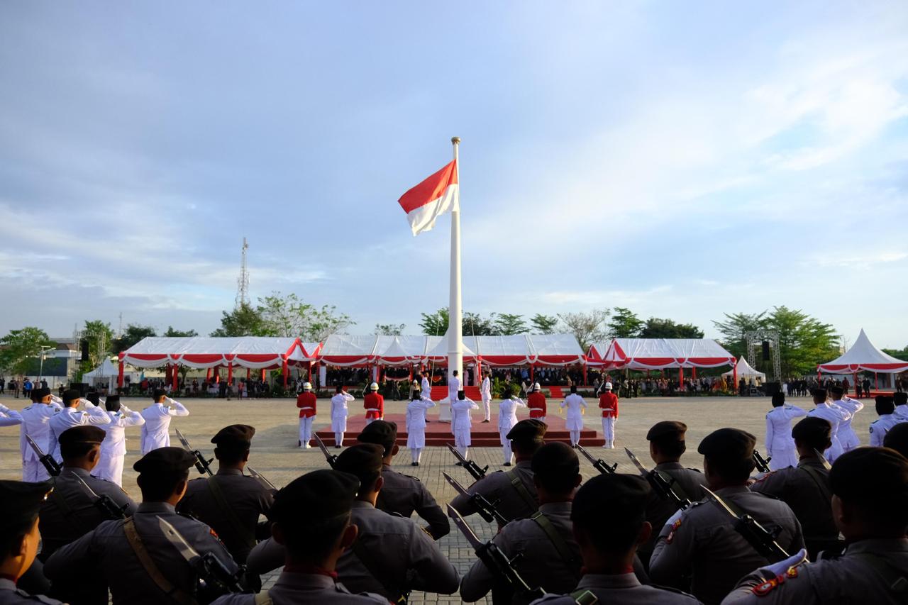 Bupati Gowa apresiasi pelaksana upacara penurunan bendera HUT RI ke-80 di Lapangan Sultan Hasanuddin