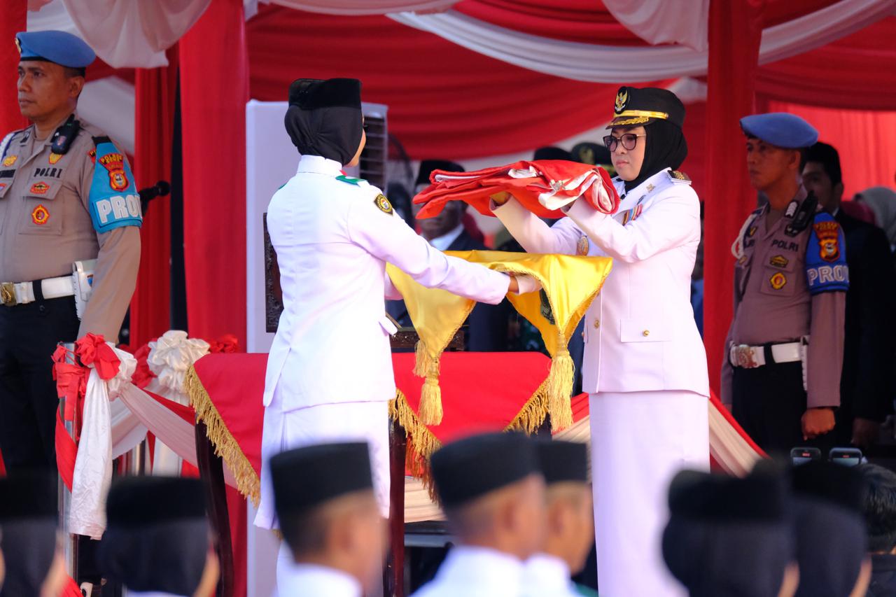Bupati Gowa penurunan bendera HUT RI ke-80