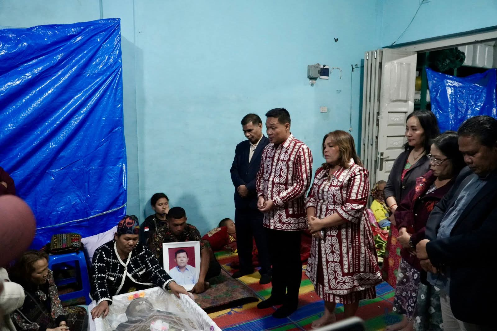 Bupati Humbahas Oloan P. Nababan melayat ayah Danton Paskibraka Kevin Silaban.