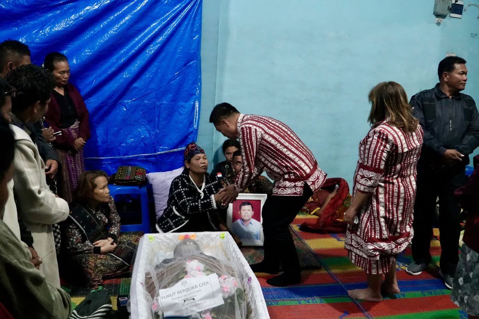 Bupati Humbahas Oloan P. Nababan melayat ayah Danton Paskibraka Kevin Silaban. Bupati Humbahas Oloan P. Nababan melayat ayah Danton Paskibraka Kevin Silaban.