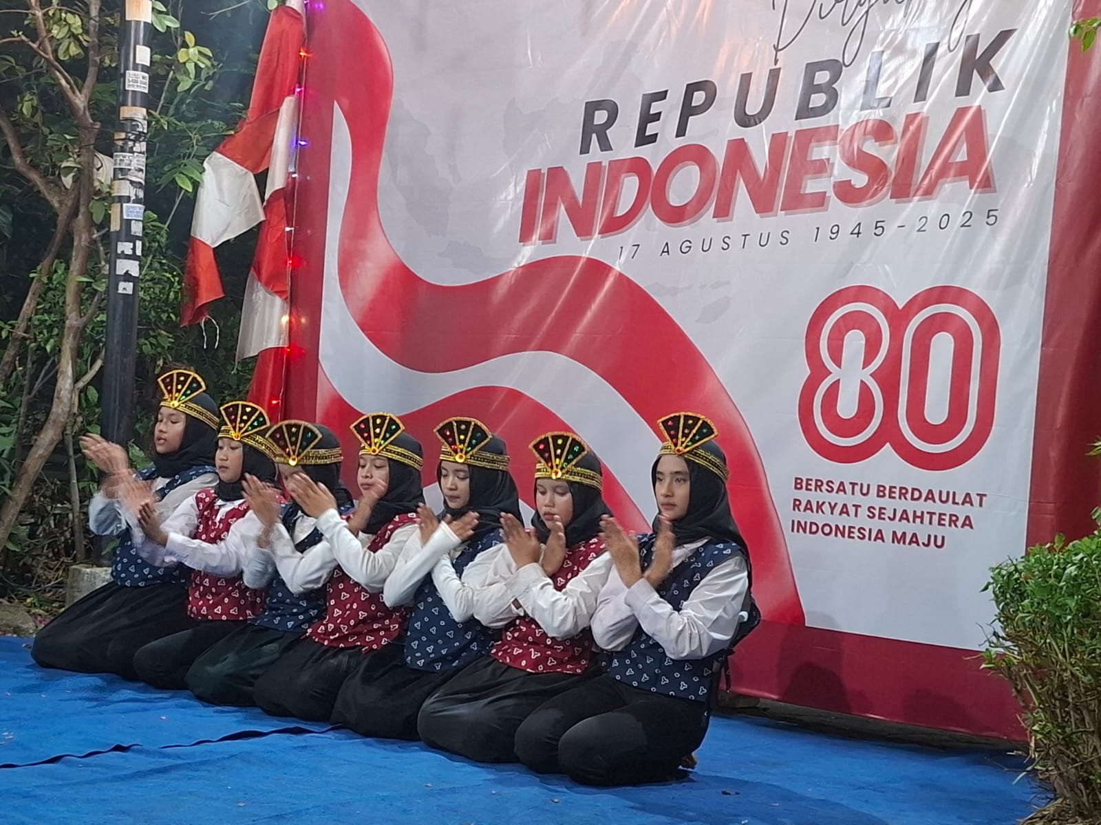 Kemeriahan semakin terasa dengan hiburan tari-tarian