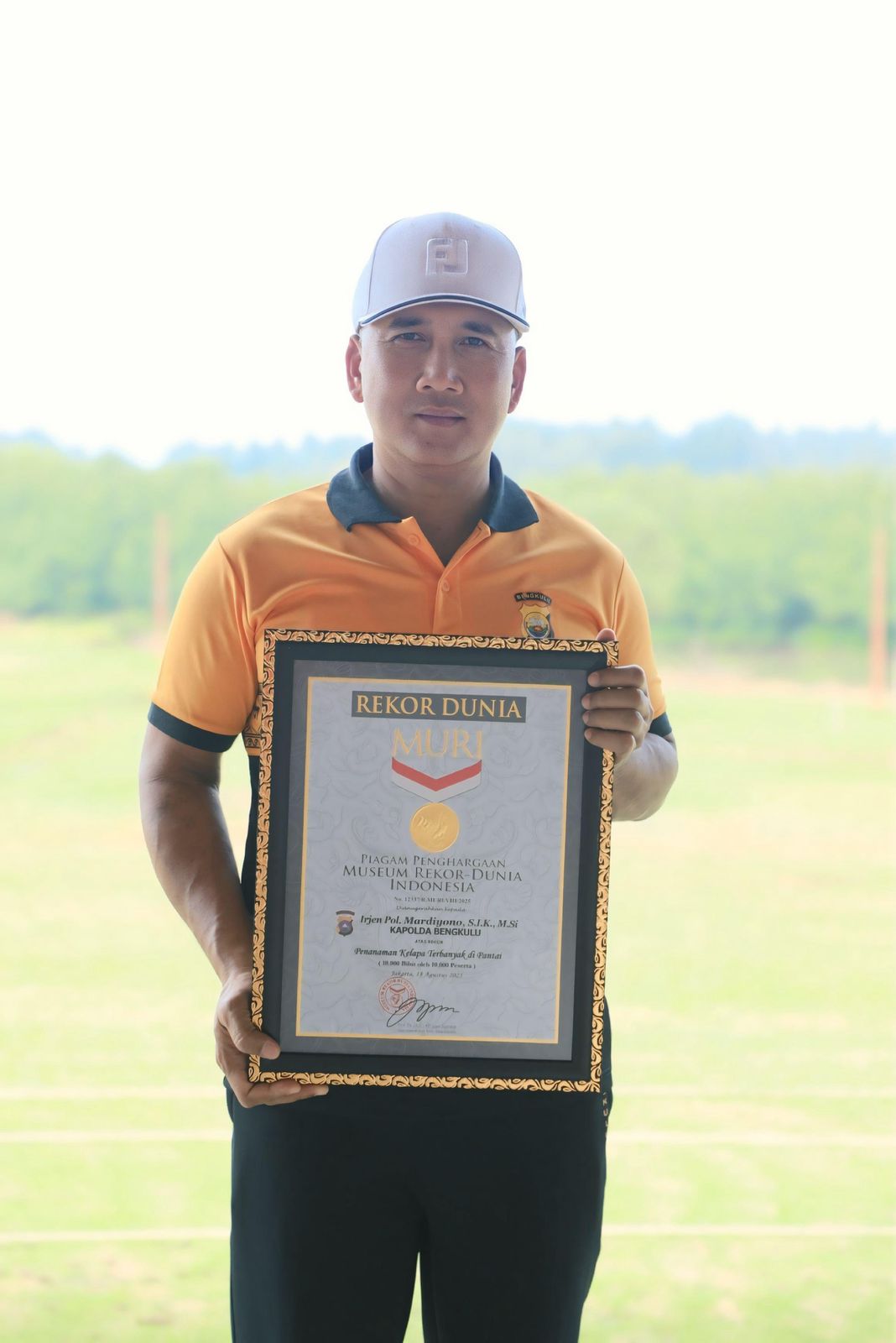 Kapolda Bengkulu Raih Rekor MURI Penanaman Kelapa