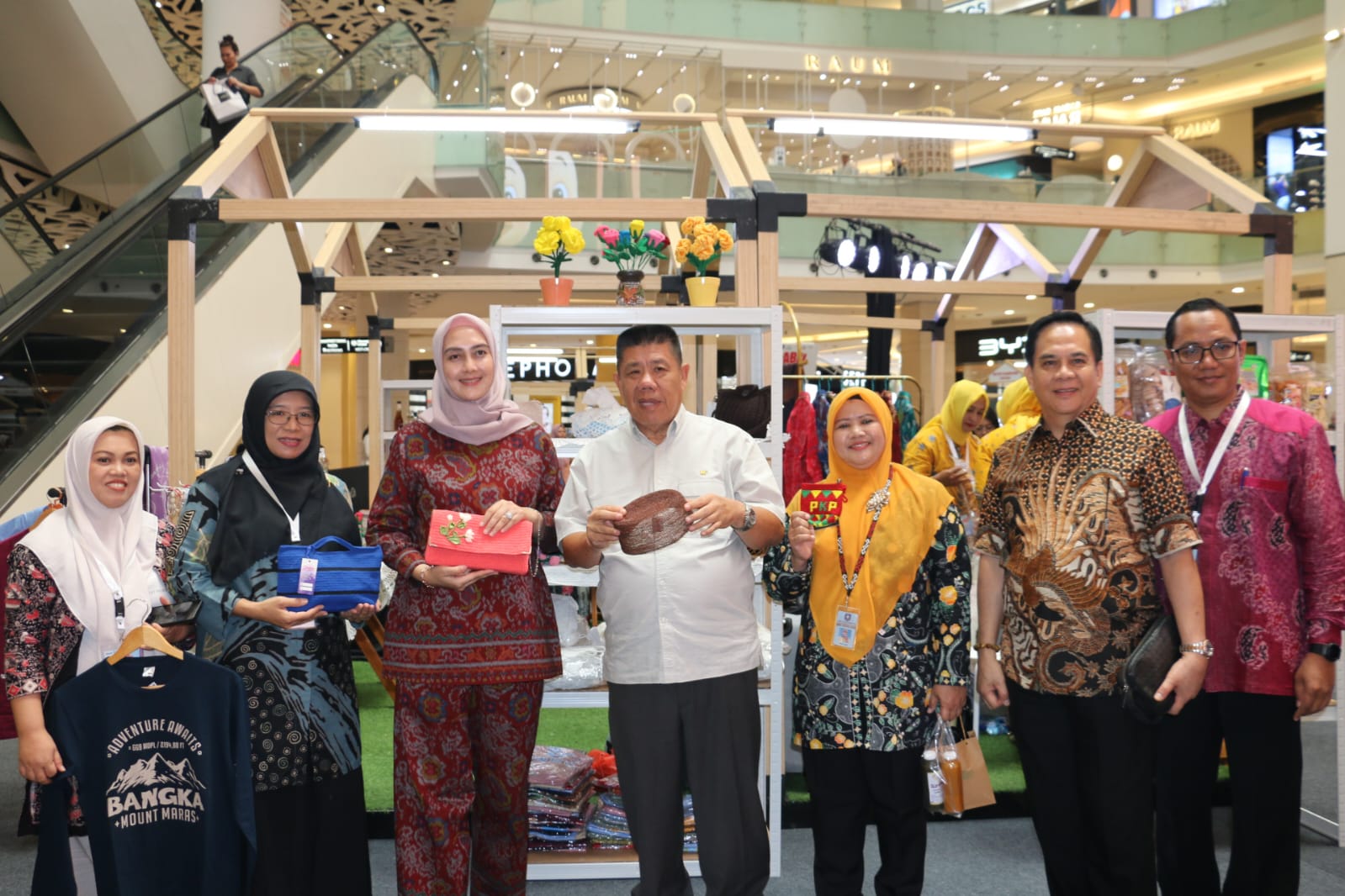 Babel Day 2025 hadir di Mall Gandaria City Jakarta. Sebanyak 31 UMKM Babel tampil dengan produk kuliner, kerajinan, fesyen, hingga inovasi kreatif Babel Day 2025 hadir di Mall Gandaria City Jakarta. Sebanyak 31 UMKM Babel tampil dengan produk kuliner, kerajinan, fesyen, hingga inovasi kreatif