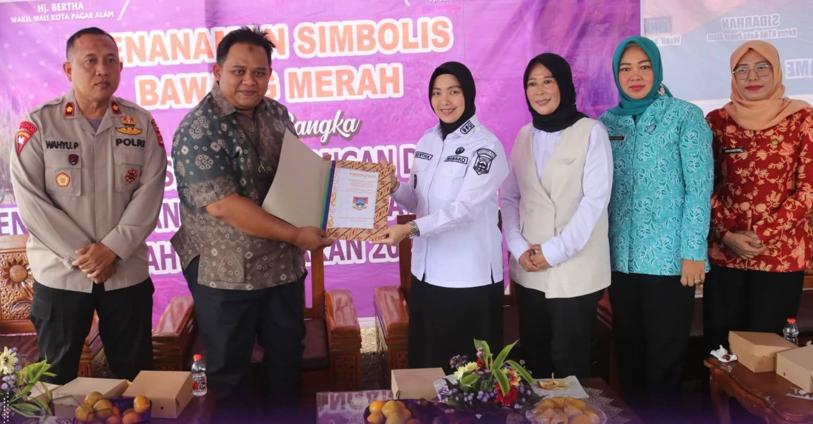Wawako Bertha Salurkan Bantuan Bibit Bawang ke Petani
