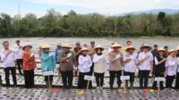 Hj. Bertha bersama Ketua TP PKK, Forkopimda, perwakilan Bank Indonesia, Dharma Wanita Persatuan, dan Kepala Dinas Pertanian turun langsung menanam bibit bawang merah