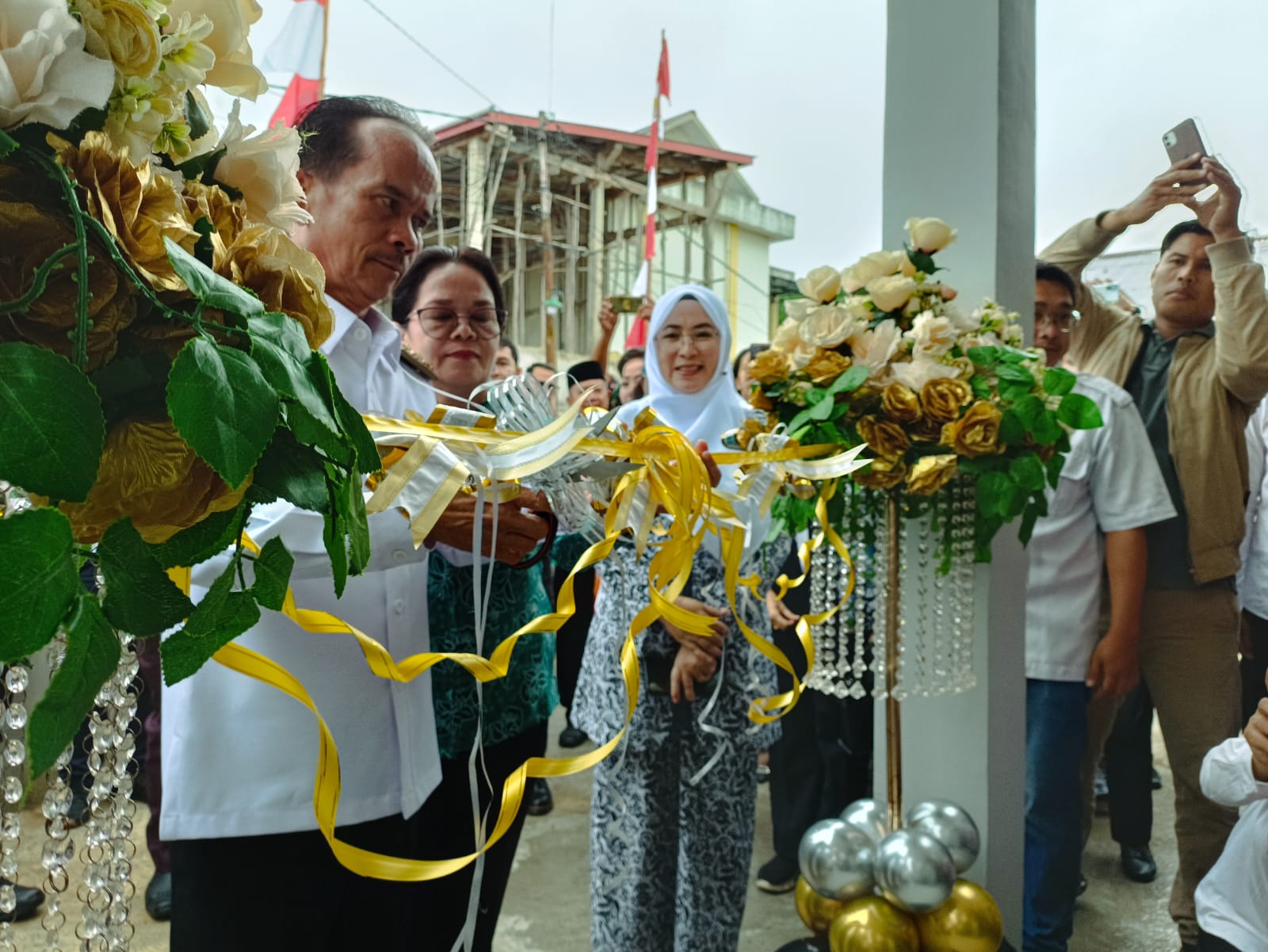 Bappeda Kabupaten Sintang, Kurniawan, memaparkan 10 proyek pembangunan yang diresmikan Bupati Sintang.