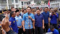 Ratusan warga Desa Sinar Palembang demo di Kantor Bupati Lamsel.