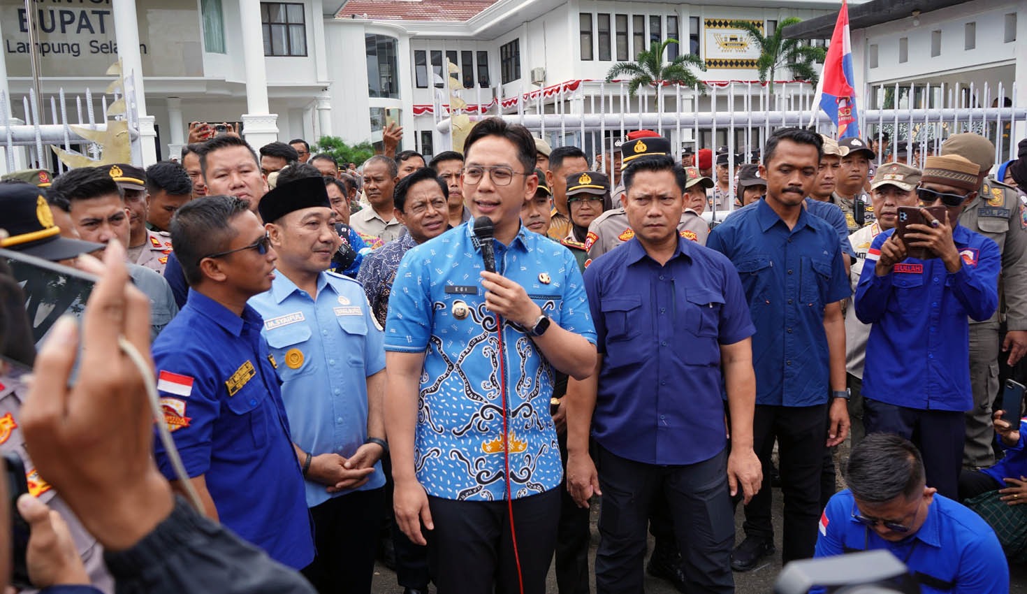 Ratusan warga Desa Sinar Palembang demo di Kantor Bupati Lamsel.