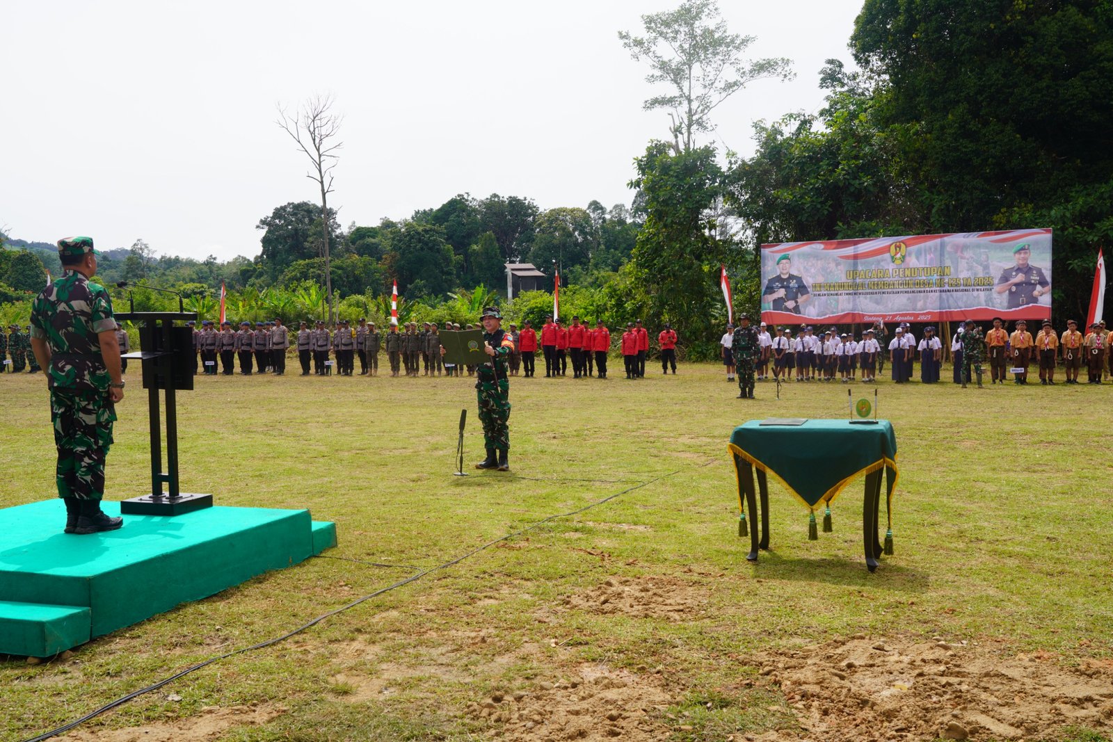 Kasrem 121/Abw Kolonel Inf Mohamad Isnaeni menutup TMMD ke-125 di Sintang.