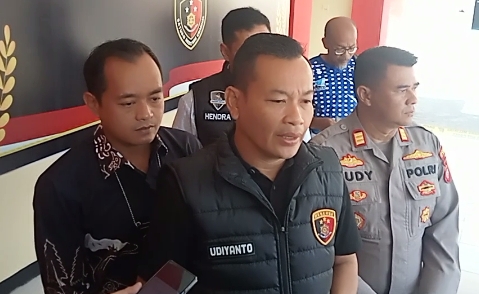 Kapolres Majalengka AKBP Willy Andrian melalui Kasat Reskrim AKP Udiyanto, didampingi Kapolsek Jatiwangi AKP Rudy Djunardi dan Unit Resmob Kapolres Majalengka AKBP Willy Andrian melalui Kasat Reskrim AKP Udiyanto, didampingi Kapolsek Jatiwangi AKP Rudy Djunardi dan Unit Resmob