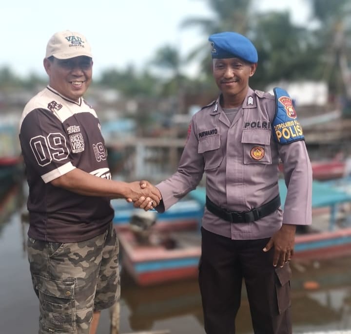 Personel Direktorat Polairud Polda Bengkulu menggelar kegiatan Sambang Polisi RW di Kampung Bahari, Pelabuhan Pulau Baai, Kecamatan Kampung Melayu, pada Jumat (22/08/2025).