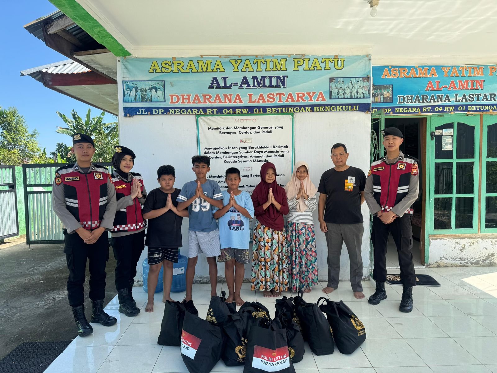 Polri Peduli Anak Yatim dan Kaum Dhuafa Polri Peduli Anak Yatim dan Kaum Dhuafa