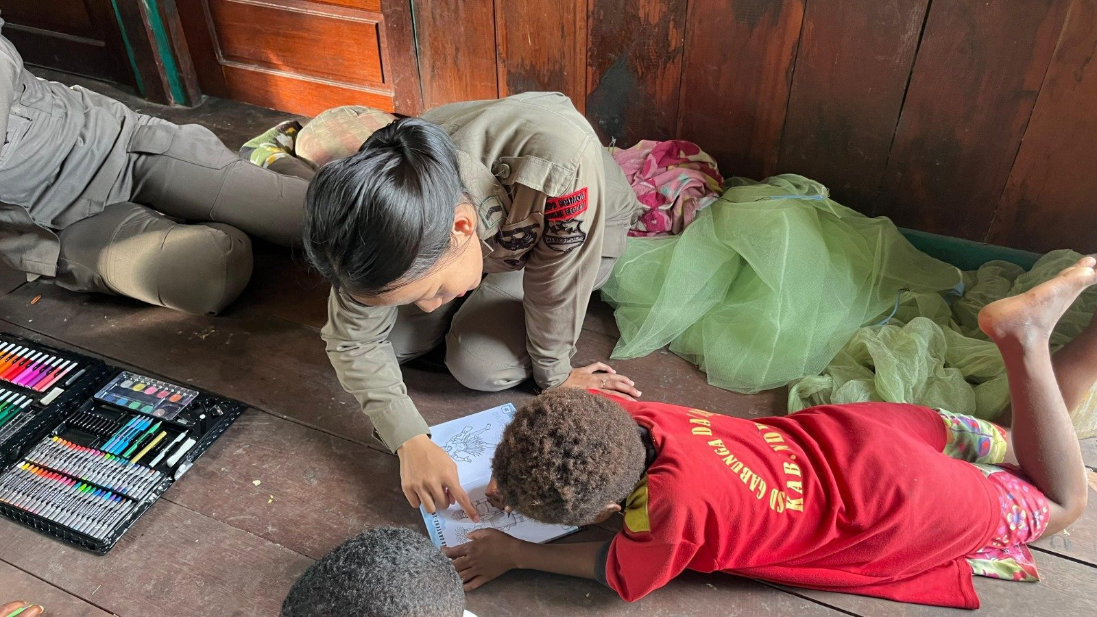 Polri melalui Operasi Damai Cartenz ajak anak Kampung Yunad, Papua, belajar membaca, menulis, dan mewarnai