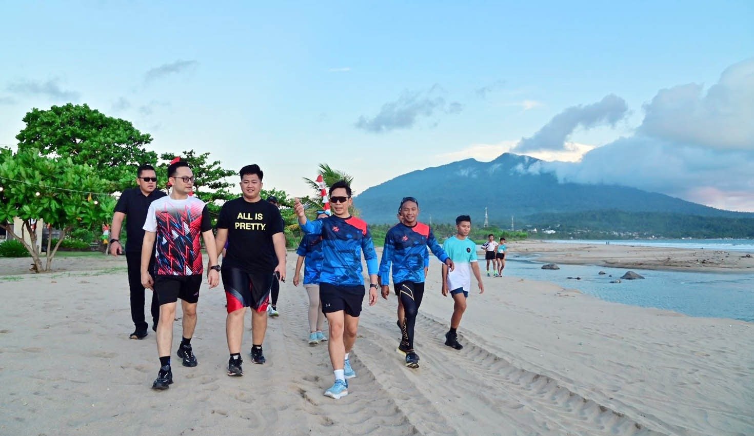 Dengan pakaian olahraga sederhana, Bupati Egi berlari kecil sambil sesekali berhenti memantau kondisi jalan, kebersihan, dan atribut acara yang mulai terpasang di sekitar pantai. Dengan pakaian olahraga sederhana, Bupati Egi berlari kecil sambil sesekali berhenti memantau kondisi jalan, kebersihan, dan atribut acara yang mulai terpasang di sekitar pantai.