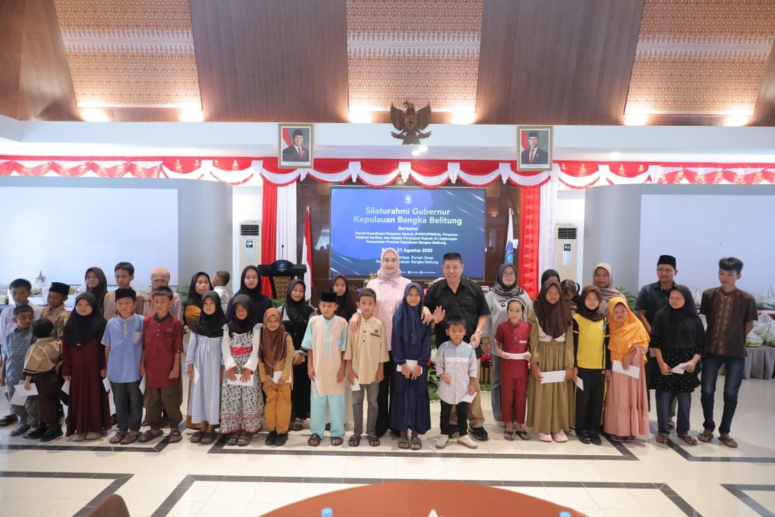 Hidayat Arsani memberikan santunan kepada 30 anak yatim piatu. Hidayat Arsani memberikan santunan kepada 30 anak yatim piatu.