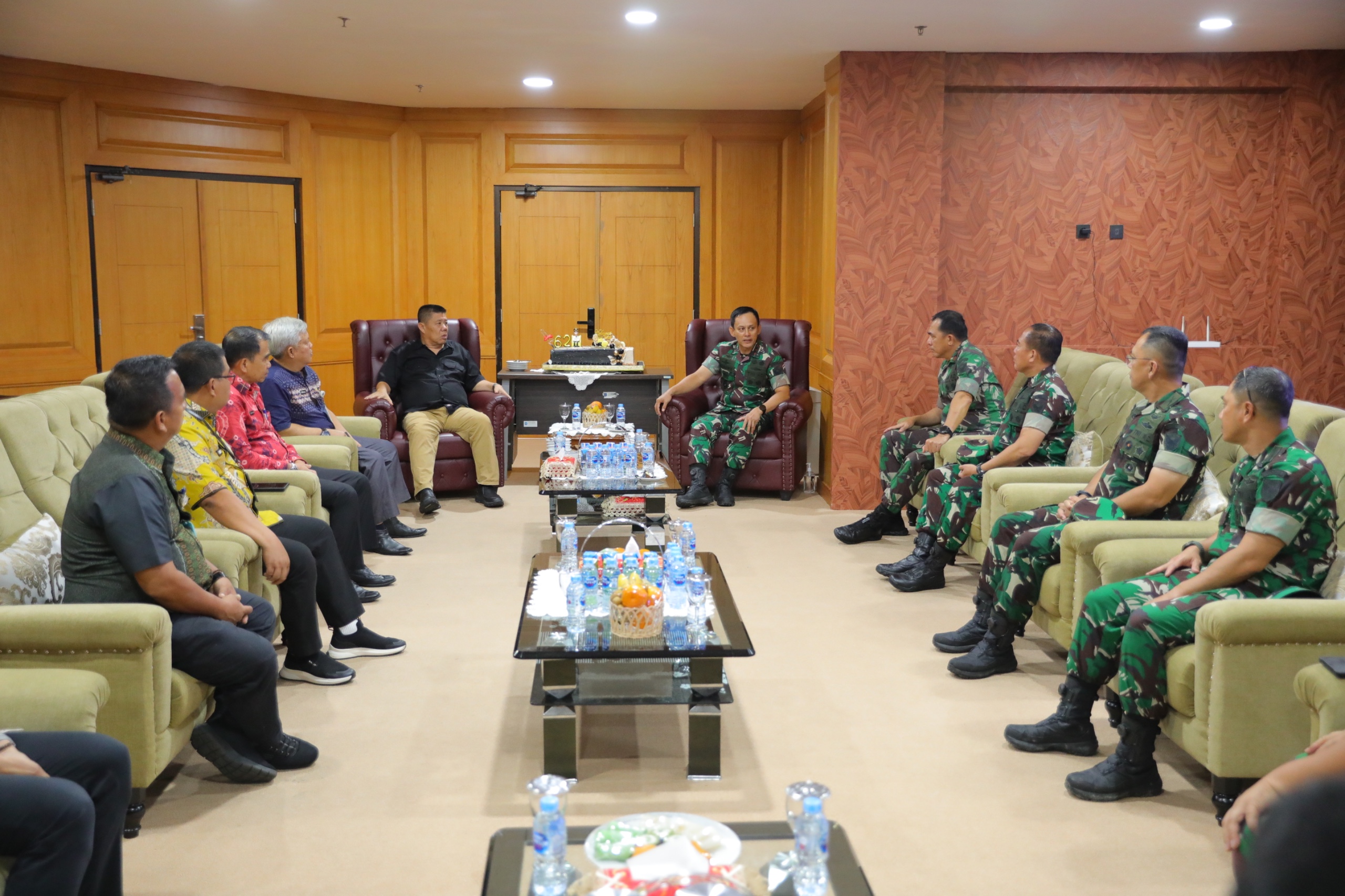 Pangdam II/Sriwijaya Mayjen TNI Ujang Darwis kunjungi Gubernur Babel Hidayat Arsani. Pangdam II/Sriwijaya Mayjen TNI Ujang Darwis kunjungi Gubernur Babel Hidayat Arsani.