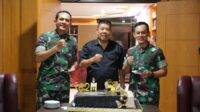 Mayjen Ujang Darwis dan jajaran memberi kejutan ulang tahun kepada Gubernur Hidayat yang berusia 62 tahun.