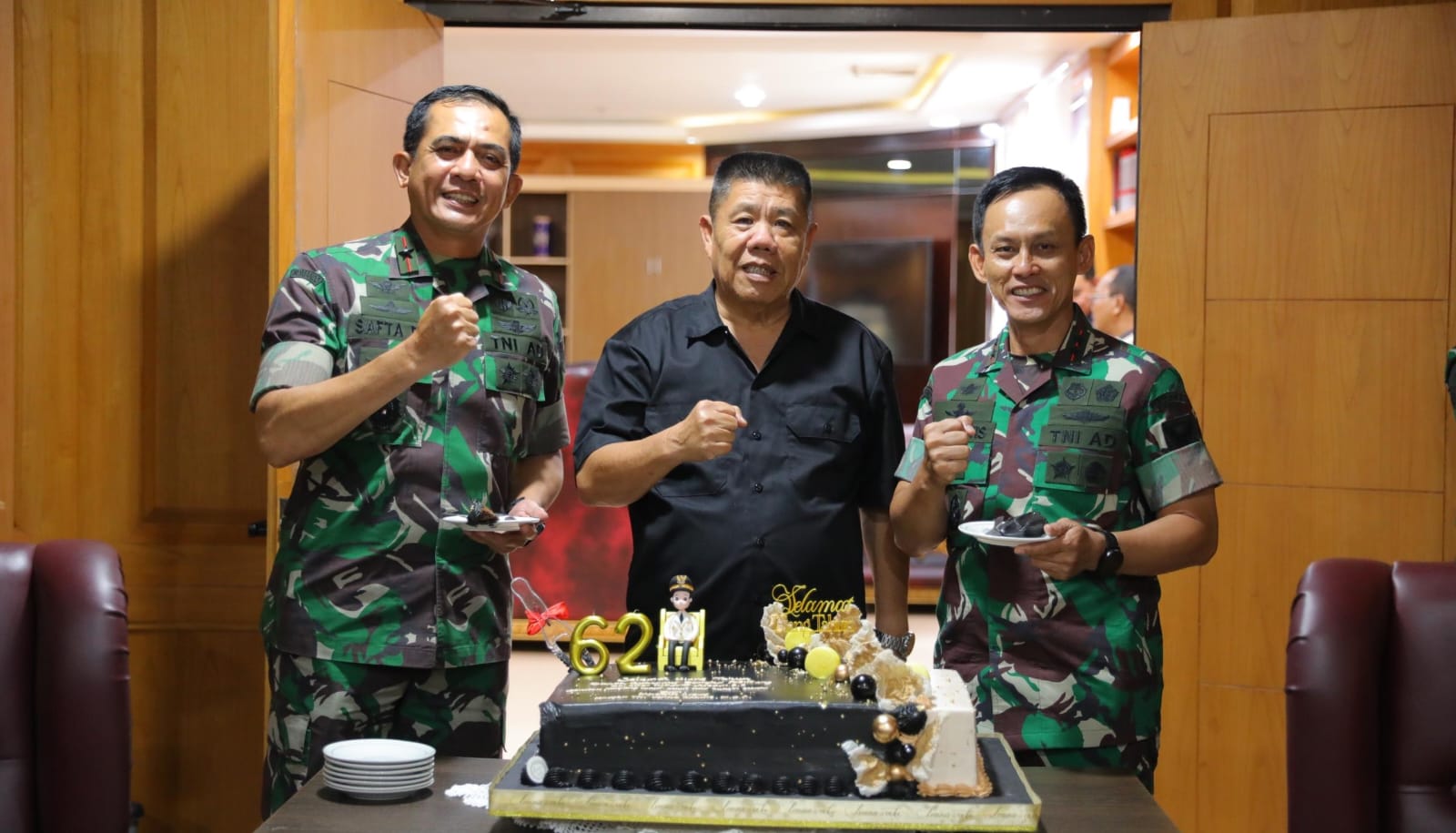 Mayjen Ujang Darwis dan jajaran memberi kejutan ulang tahun kepada Gubernur Hidayat yang berusia 62 tahun.