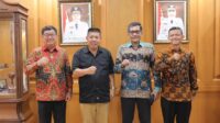Hidayat Arsani, Johanes Widijantoro dan Shulby Yozar Ariadhy di Ruang Kerja Gubernur.