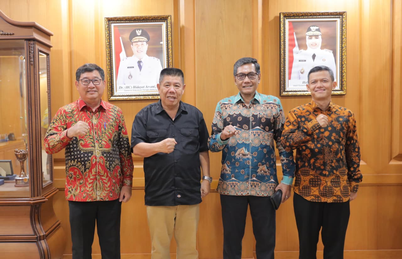 Hidayat Arsani, Johanes Widijantoro dan Shulby Yozar Ariadhy di Ruang Kerja Gubernur.