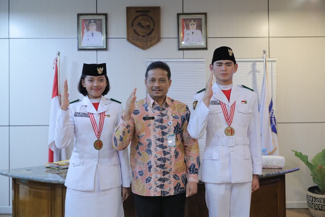 Muhammad Aditya Kenzo Nugraha Alfaiz dan Fitri Atiqah bersama Pj. Sekda Babel Muhammad Aditya Kenzo Nugraha Alfaiz dan Fitri Atiqah bersama Pj. Sekda Babel