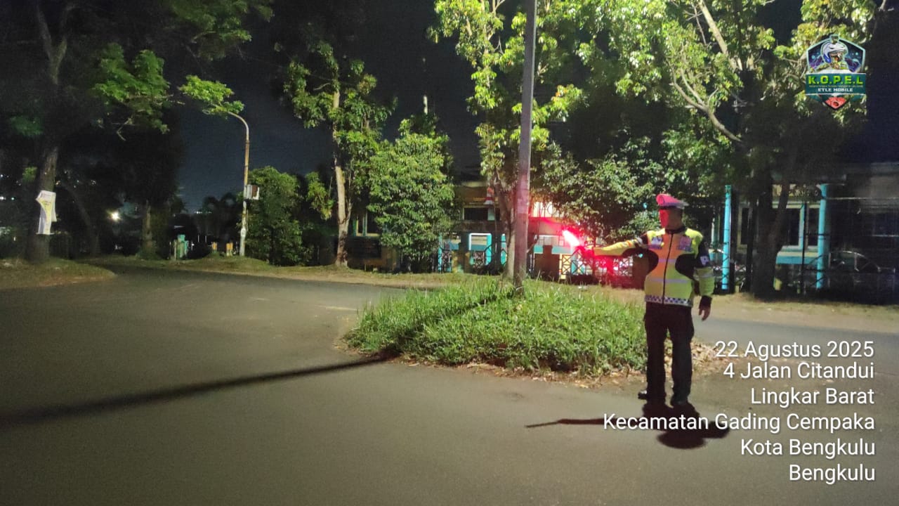 Unit PJR Polda Bengkulu menggelar patroli blue light untuk menekan pelanggaran lalu lintas dan menjaga keamanan Kota Bengkulu tetap kondusif.