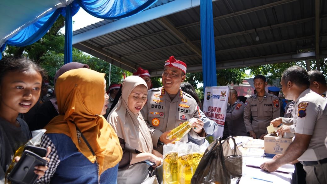 Warga mendapat sembako berkualitas dengan harga terjangkau.