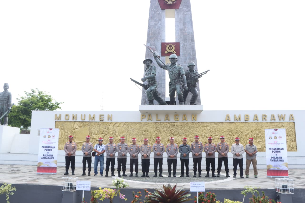 Alumni Akpol 90 menanam puluhan pohon di Monumen Palagan Ambarawa Alumni Akpol 90 menanam puluhan pohon di Monumen Palagan Ambarawa
