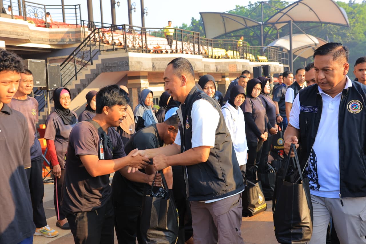 Ratusan paket sembako serta ambulans medis disalurkan untuk masyarakat.