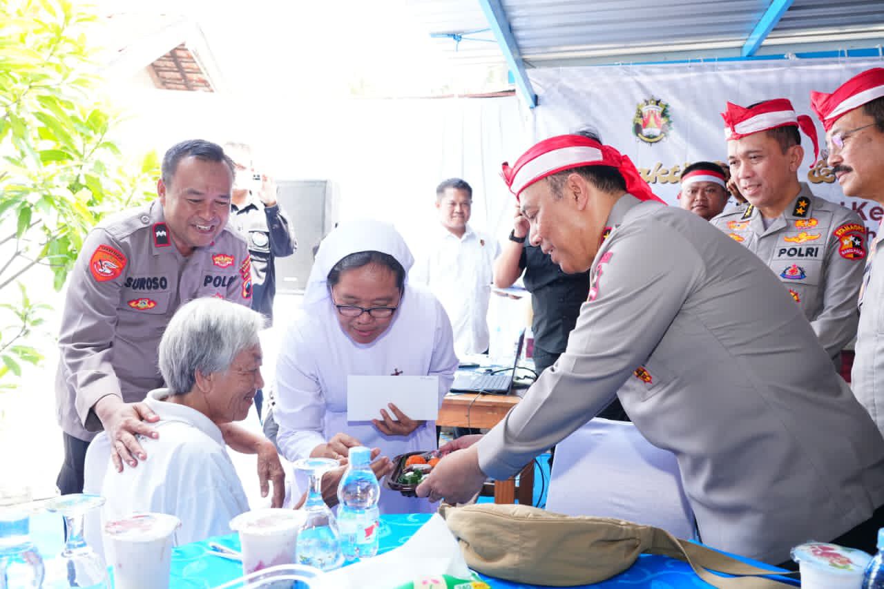 Wakapolri Komjen Pol Dedi Prasetyo memberi perhatian khusus kepada biarawati dan lansia di Bakti Sosial Polsek Genuk Semarang.