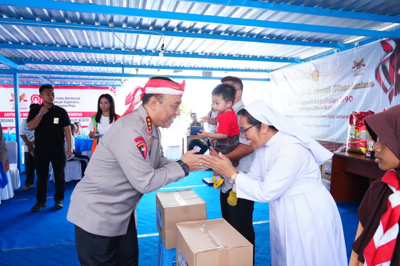 Wakapolri Komjen Pol Dedi Prasetyo memberi perhatian khusus kepada biarawati dan lansia di Bakti Sosial Polsek Genuk Semarang.