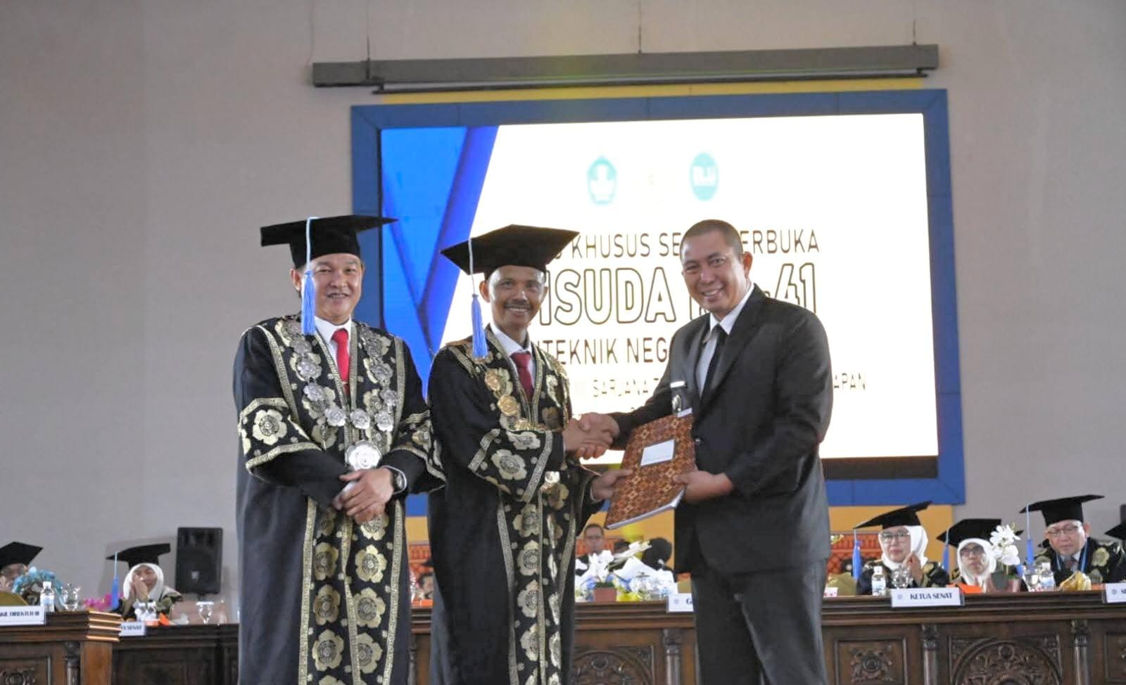 Ludi Oliansyah, ST menerima daftar alumni tahun 2025 sebagai Ketua IKAPOLSRI.