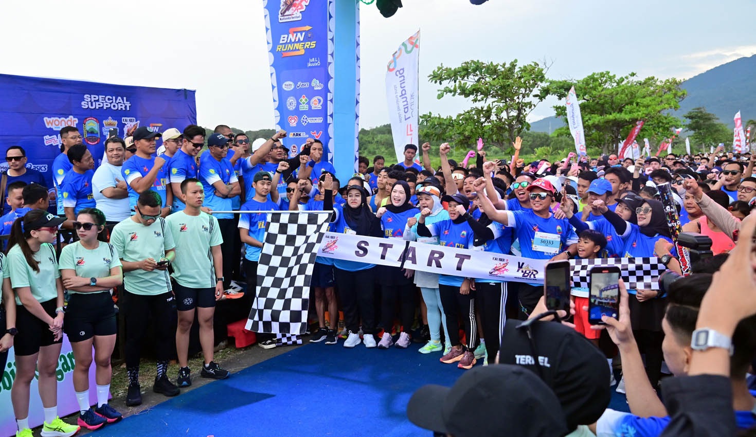 Ribuan pelari meriahkan Krakatau Beach Run 2025 di Senaya Beach, Lampung Selatan.