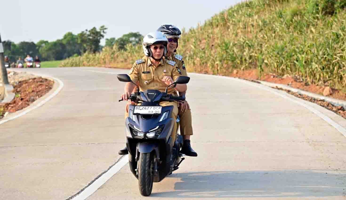 Bupati Lampung Selatan, Radityo Egi Pratama Uji Coba Jalan Baru dengan Sepeda Motor Bupati Lampung Selatan, Radityo Egi Pratama Uji Coba Jalan Baru dengan Sepeda Motor