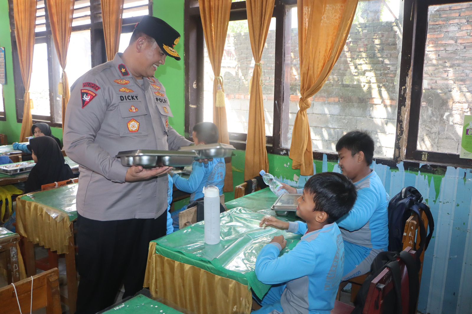 Wakapolda Bengkulu Brigjen Pol Dicky Sondani tinjau program makan bergizi gratis di SDN 78.