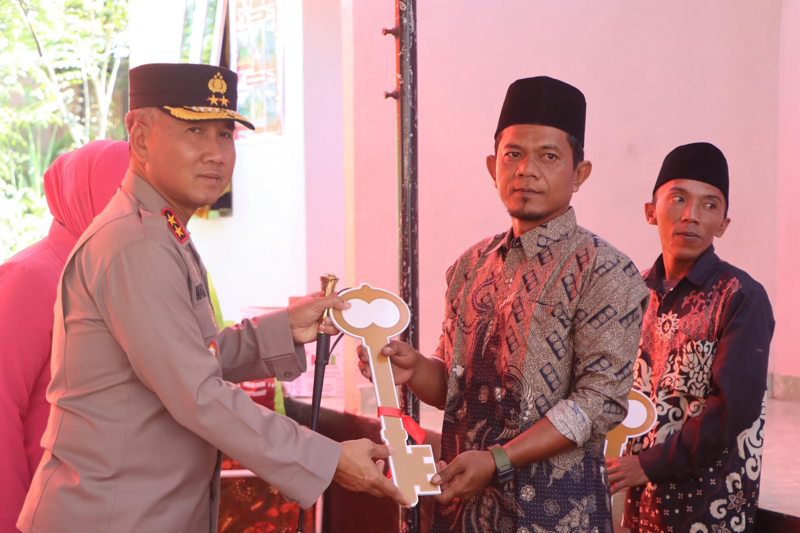 Kapolda Bengkulu menyerahkan kunci rumah kepada tiga keluarga penerima manfaat, yaitu keluarga Bapak Andri Yanto, Bapak Agus Wahyudi, dan Bapak Suryadi. Kapolda Bengkulu menyerahkan kunci rumah kepada tiga keluarga penerima manfaat, yaitu keluarga Bapak Andri Yanto, Bapak Agus Wahyudi, dan Bapak Suryadi.