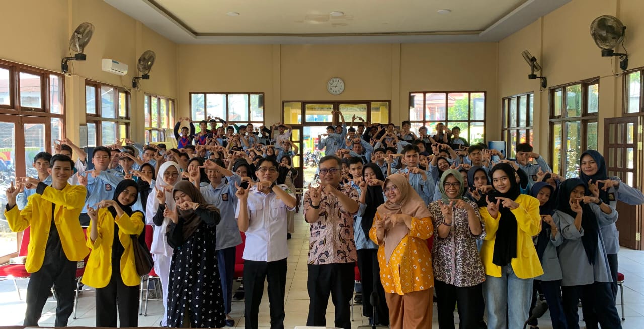 UT Pontianak bersama siswa SMKN 4 menggelar program pelestarian kuliner Kalimantan Barat.