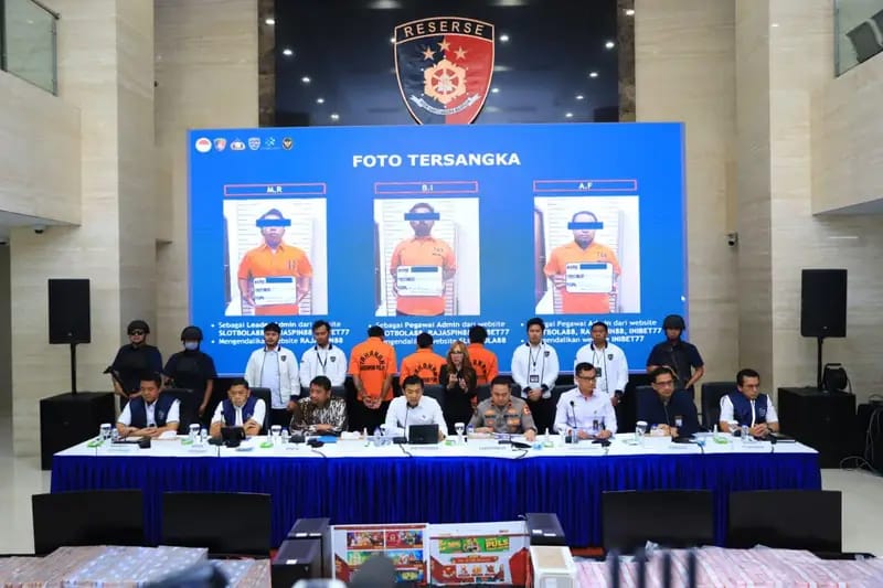 Polri membongkar sindikat judi online internasional. Tiga tersangka ditangkap, uang Rp16,4 miliar disita, dan 76 rekening diblokir dengan nilai transaksi Rp63,7 miliar.