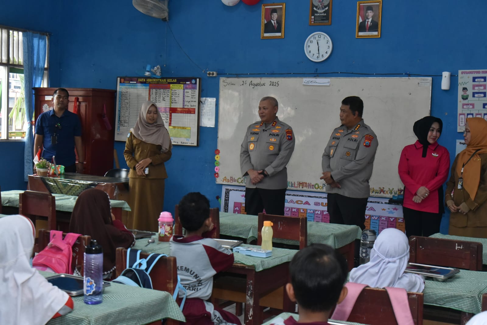 Polda Kalsel meluncurkan SPPG Polri dan membagikan makan bergizi gratis kepada 1.700 siswa