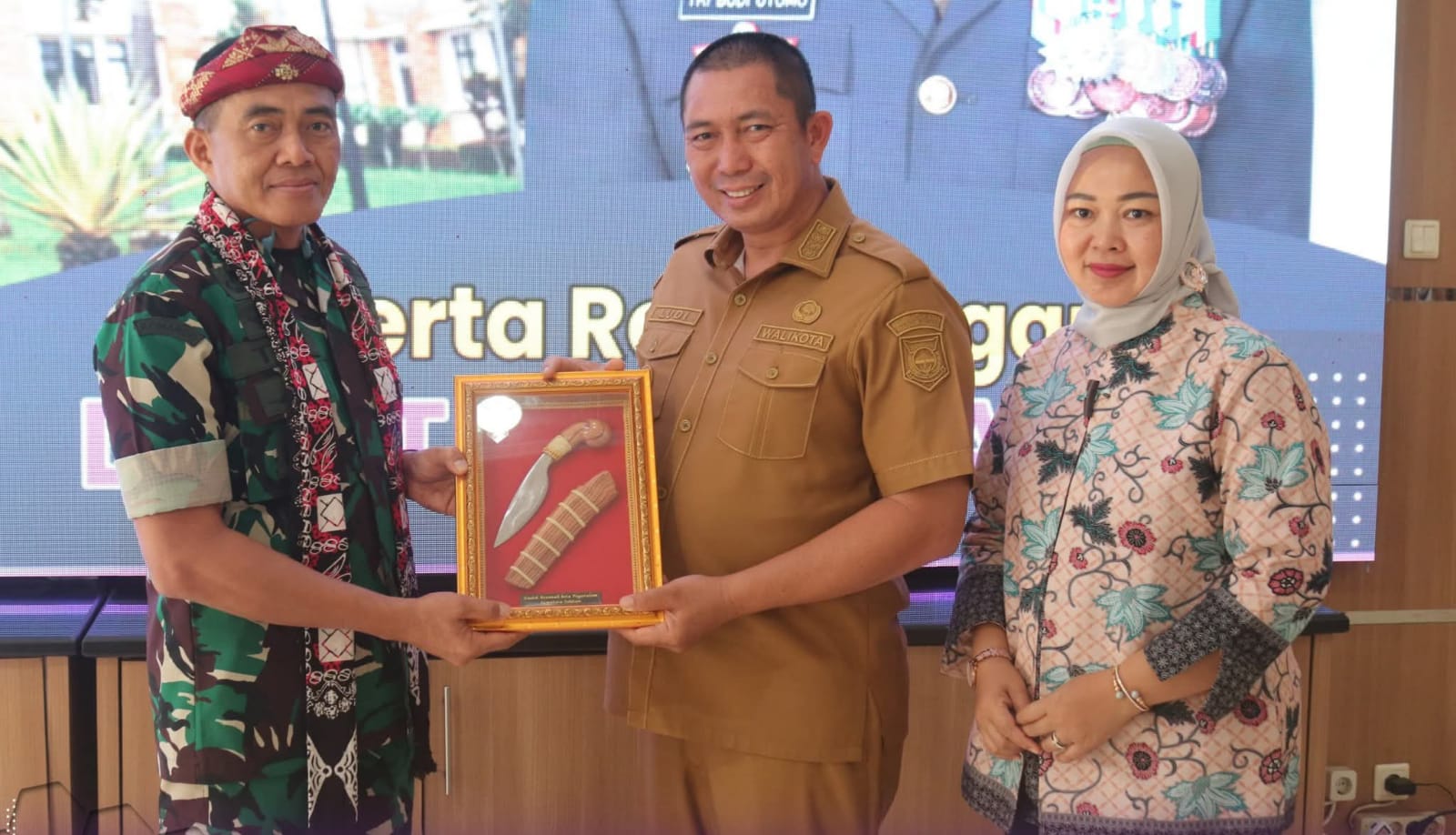 Sekjen Kemhan RI Tri Budi Utomo meninjau lokasi pembangunan SMA Taruna Nusantara di Pagar Alam. Sekjen Kemhan RI Tri Budi Utomo meninjau lokasi pembangunan SMA Taruna Nusantara di Pagar Alam.